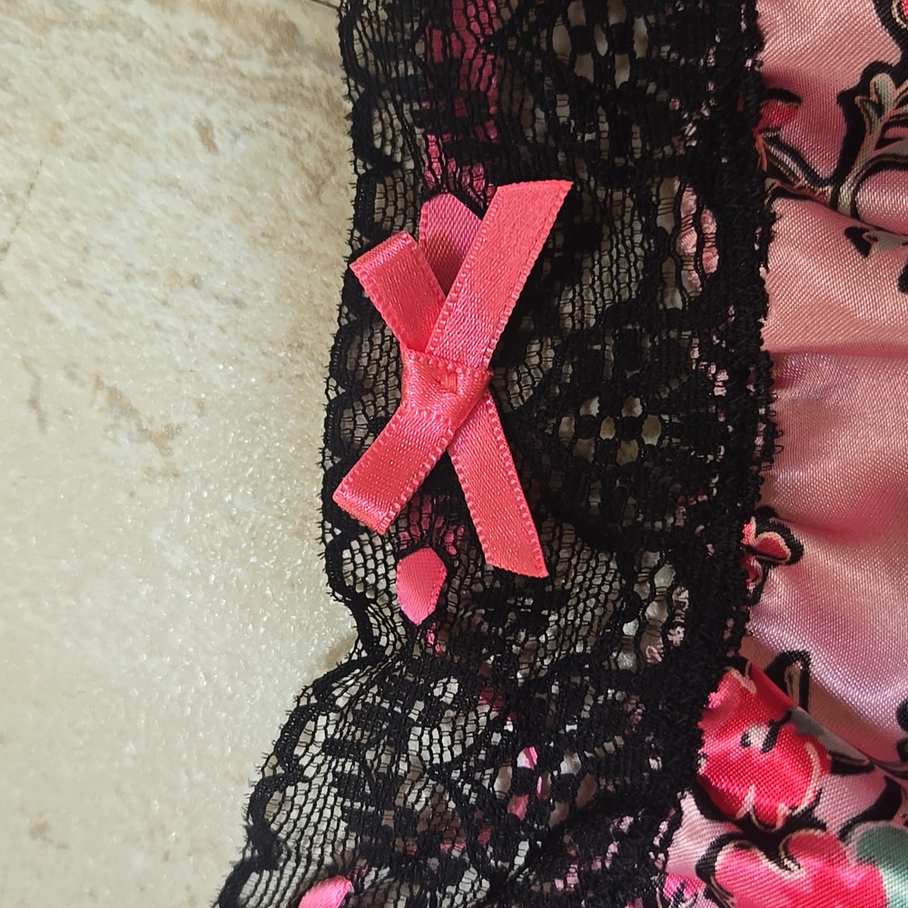 NWT Betsey Johnson Intimates Unique & Elegant Pink Floral/Black Lace Nightie - Picture 5 of 11